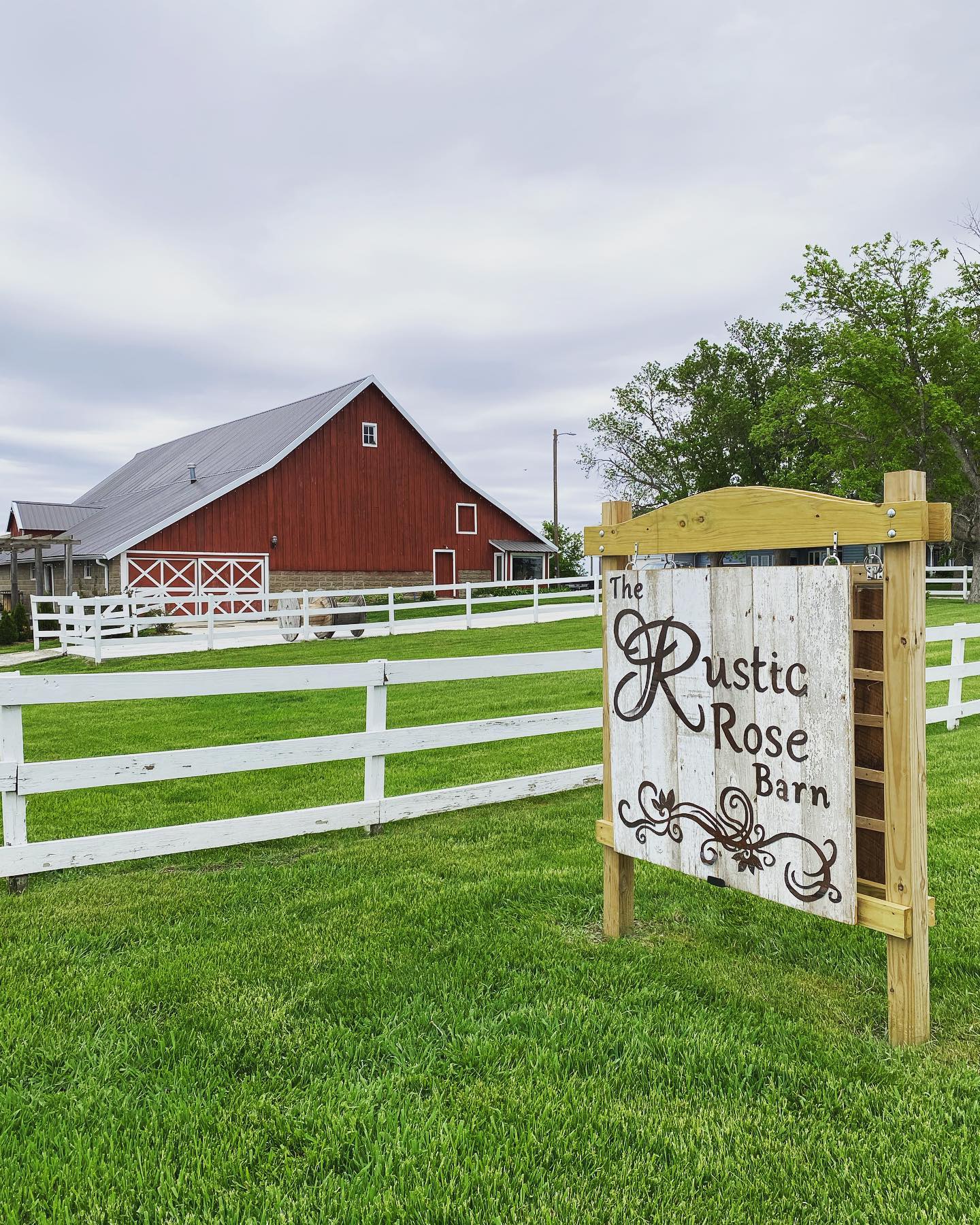 The Rustic Rose Barn Des Moines Wedding Venues